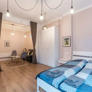 Lights - One Bedroom, Ground Floor, Top Centre Appartamento